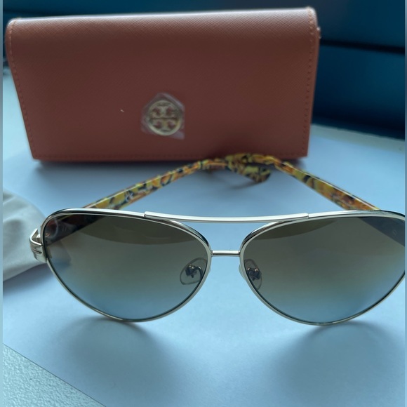 Tory Burch Aviator Sunglasses / Includes Case / Like NEW condition main image 4